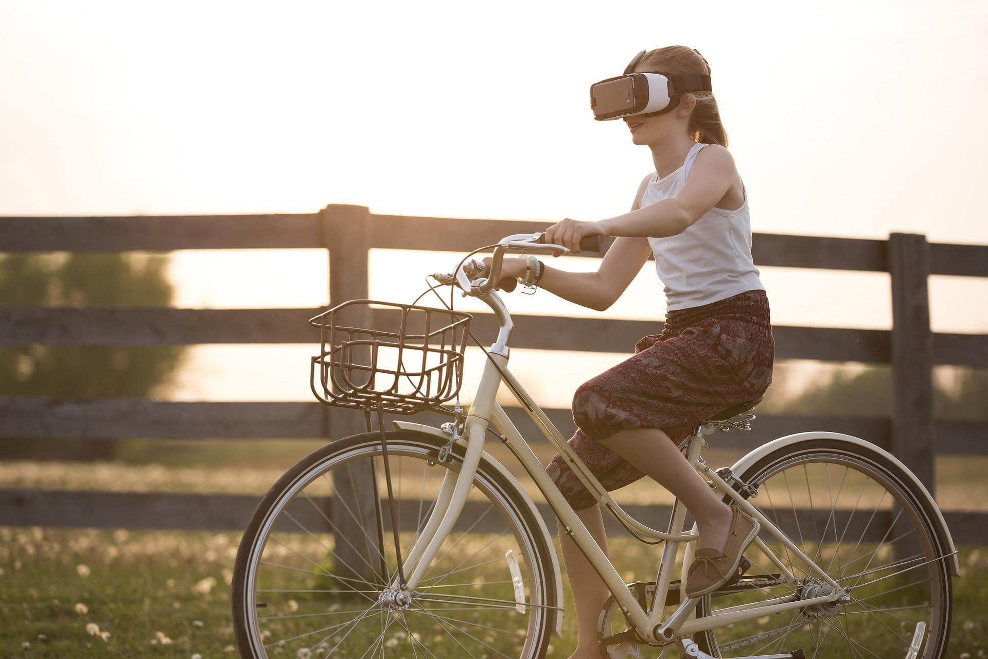 VRゴーグルをつけて自転車に乗る女性