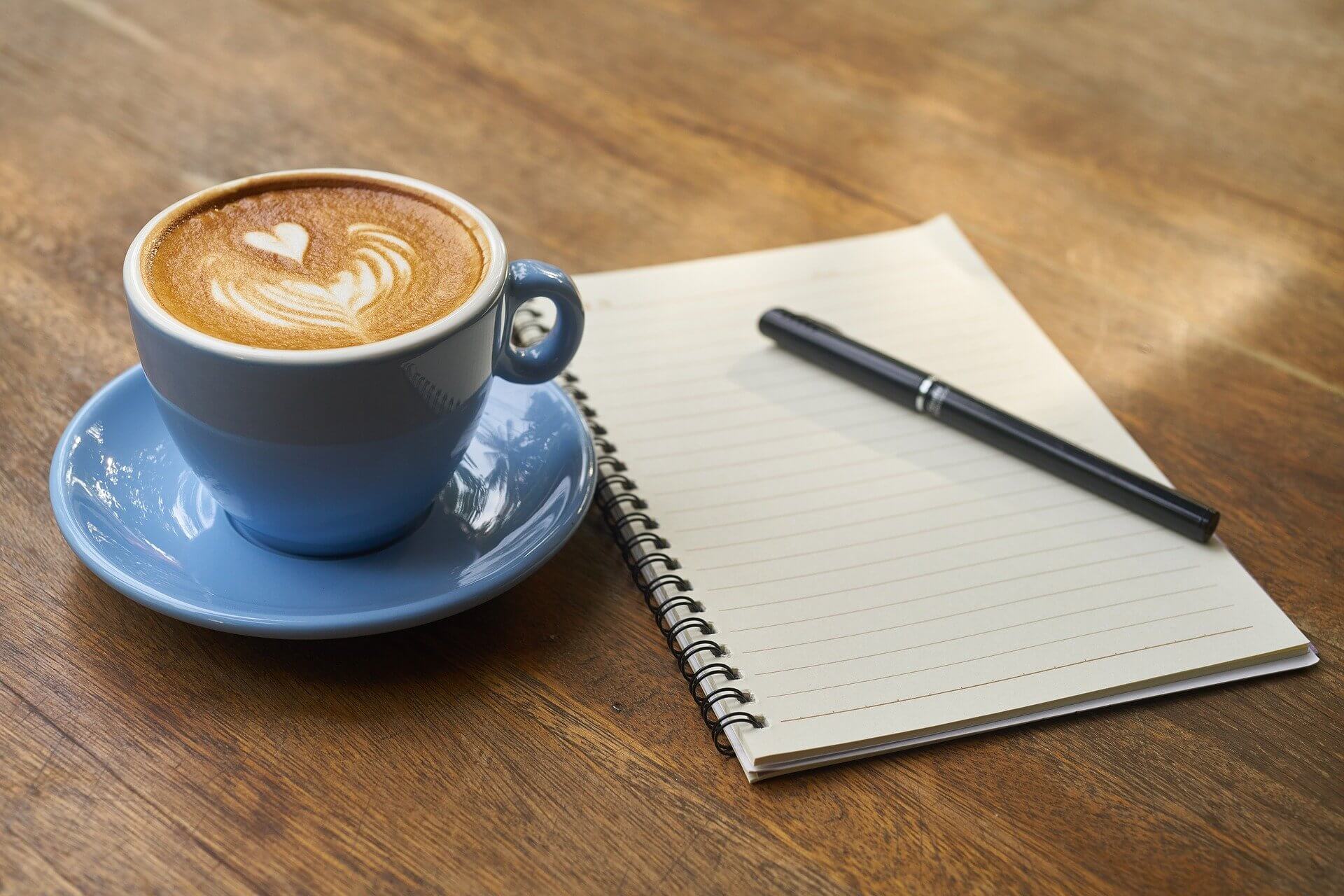 コーヒーとノートとペン